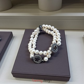 Double-sided pearl bracelet with 2 silver flower shapes